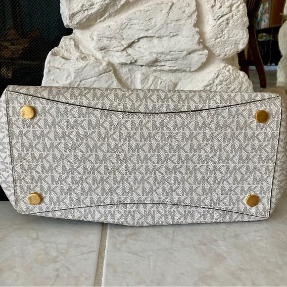 Michael Kors Voyager Tote in vanilla and acorn colors - Picture 15 of 15